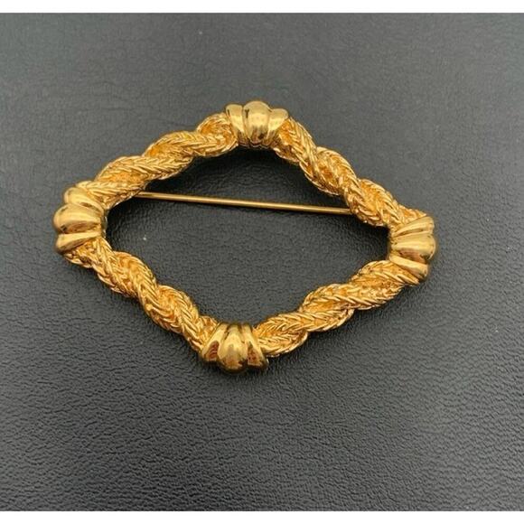 Vintage Monet Twisted Rope in Diamond Shaped Gold Tone Brooch - Picture 1 of 4